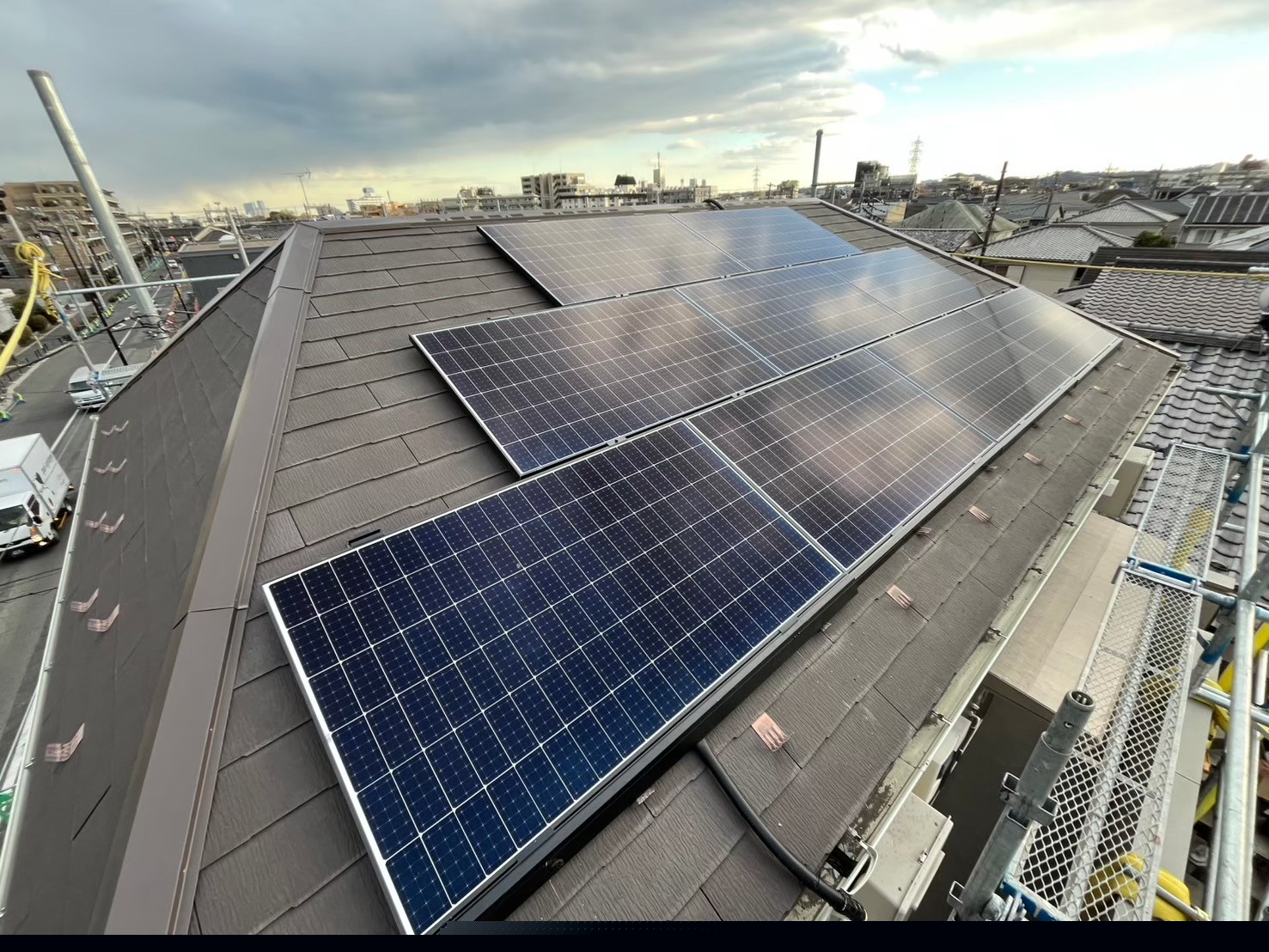 屋根に施工した太陽光発電システム